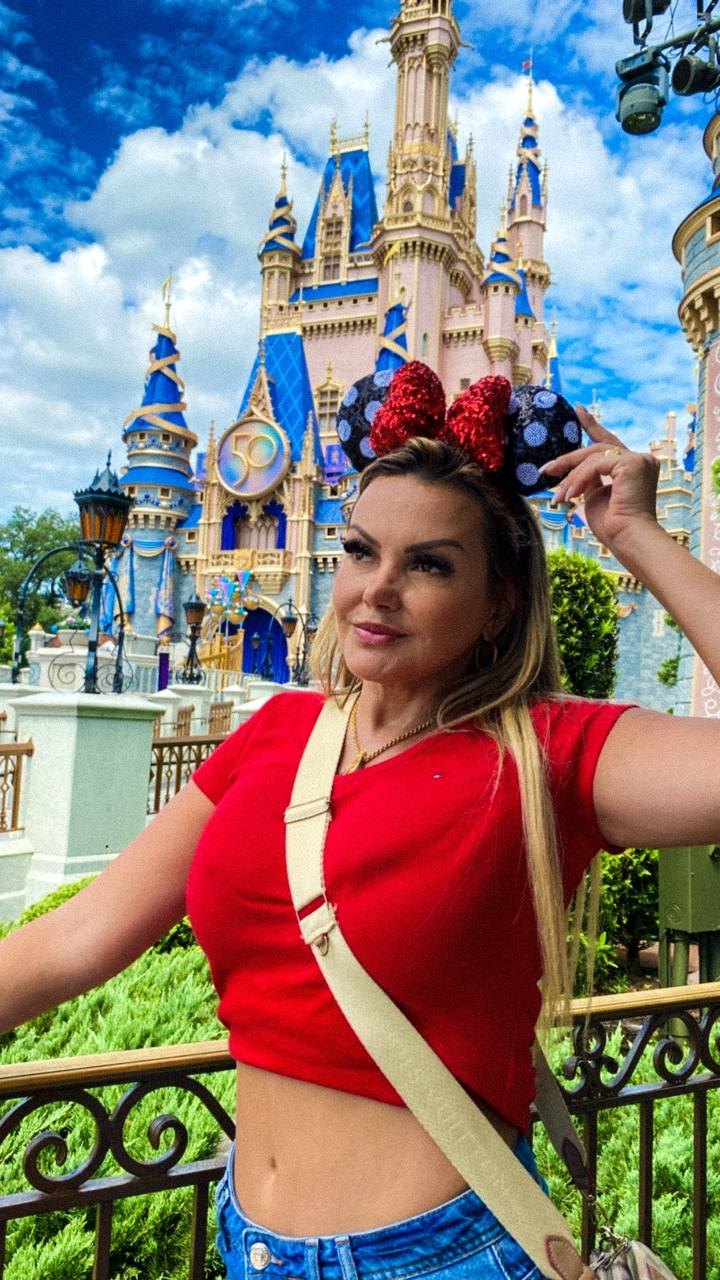 Dani na frente do castelo da Disney